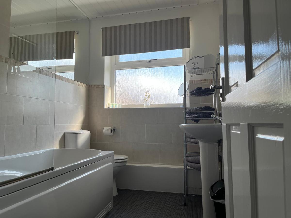 The Brook House - Spacious 3 Bed Home From Home In Burton Bagian luar foto