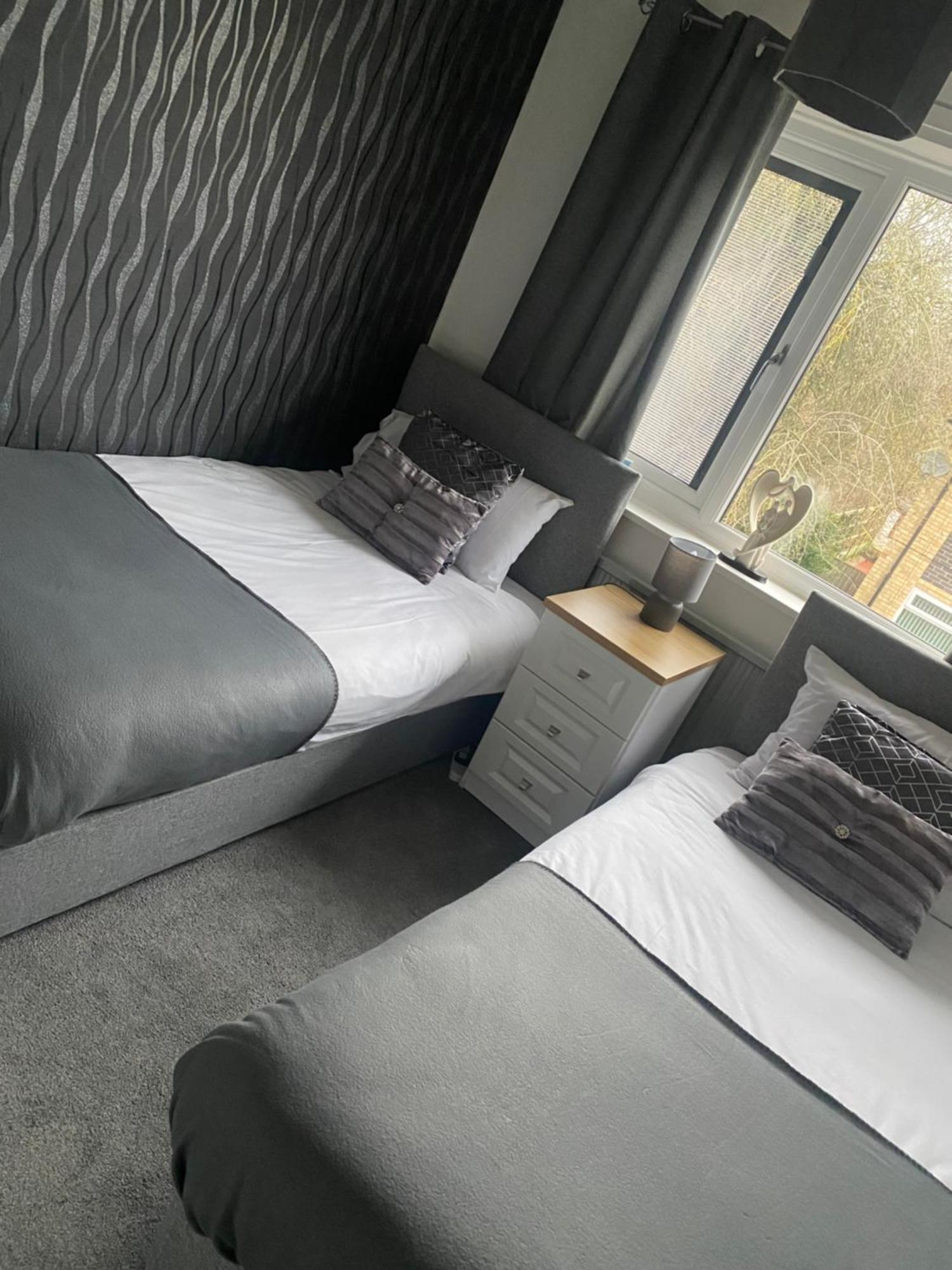 The Brook House - Spacious 3 Bed Home From Home In Burton Bagian luar foto