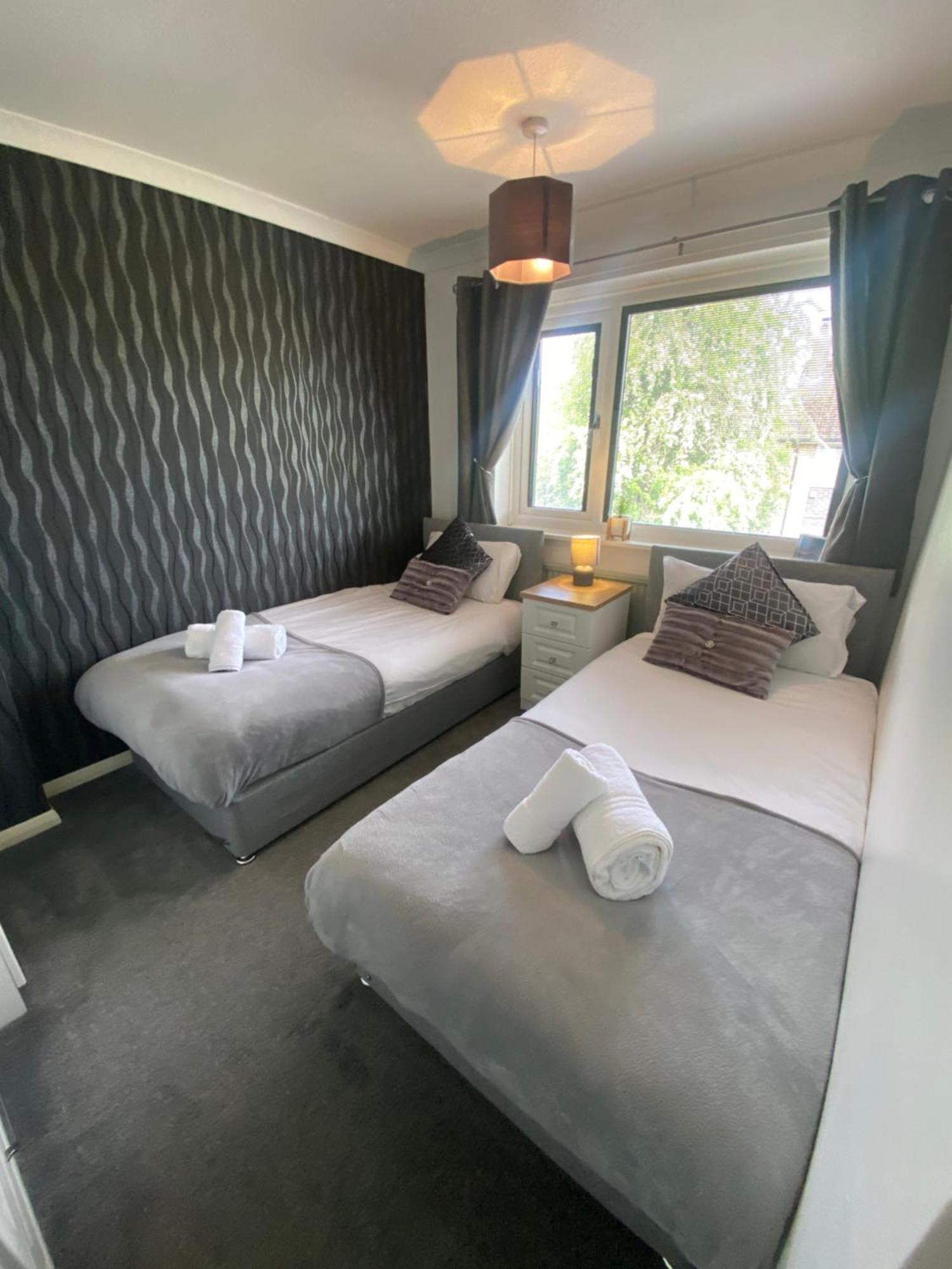 The Brook House - Spacious 3 Bed Home From Home In Burton Bagian luar foto