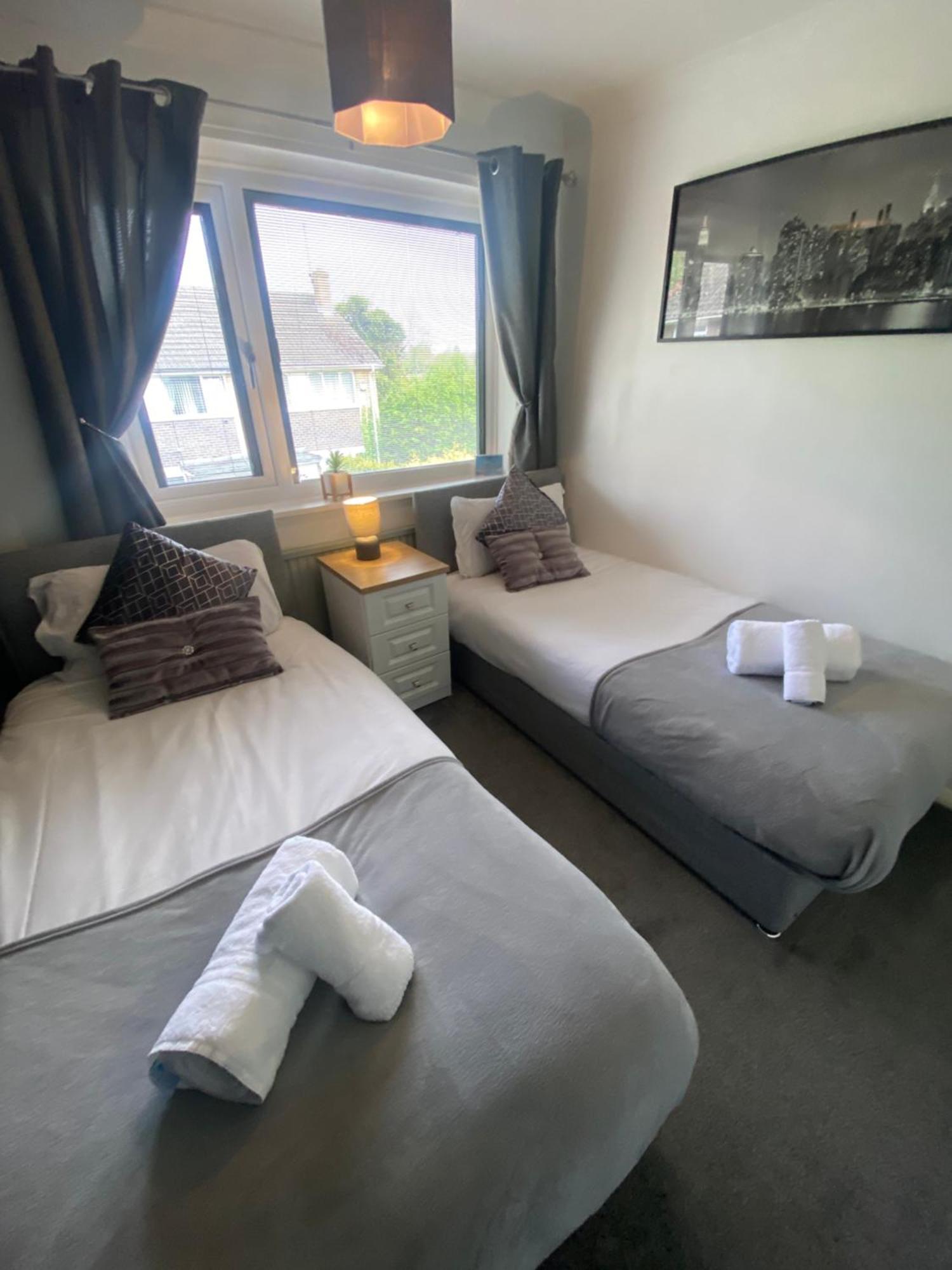 The Brook House - Spacious 3 Bed Home From Home In Burton Bagian luar foto