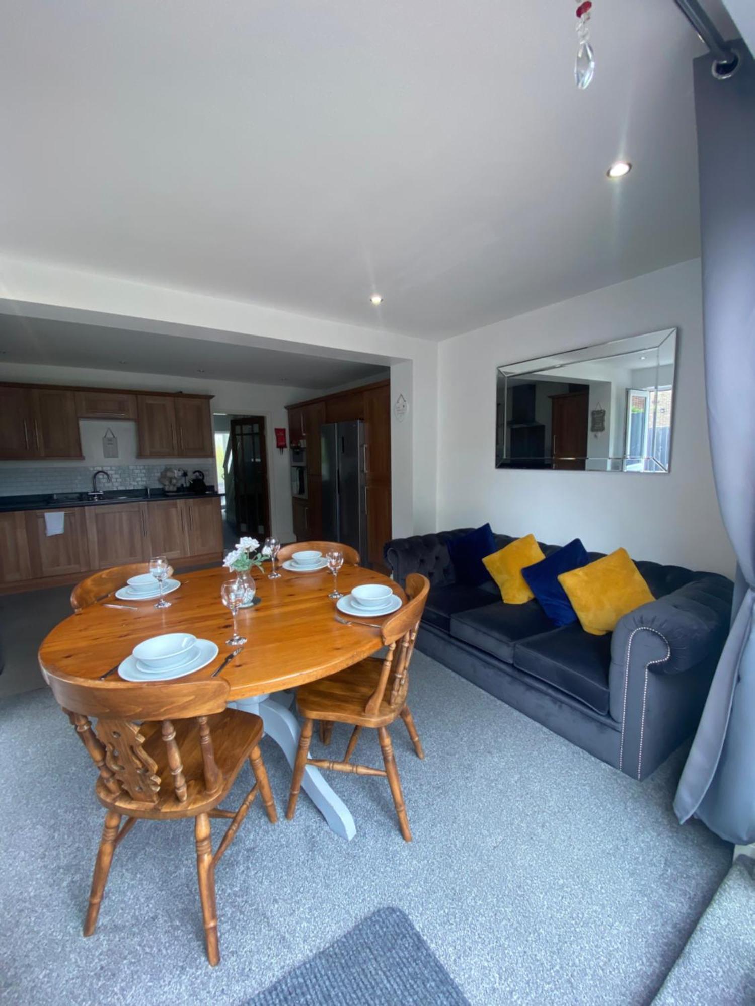 The Brook House - Spacious 3 Bed Home From Home In Burton Bagian luar foto