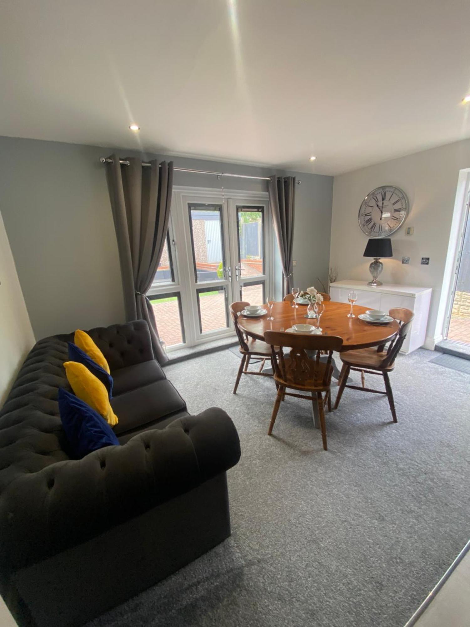 The Brook House - Spacious 3 Bed Home From Home In Burton Bagian luar foto