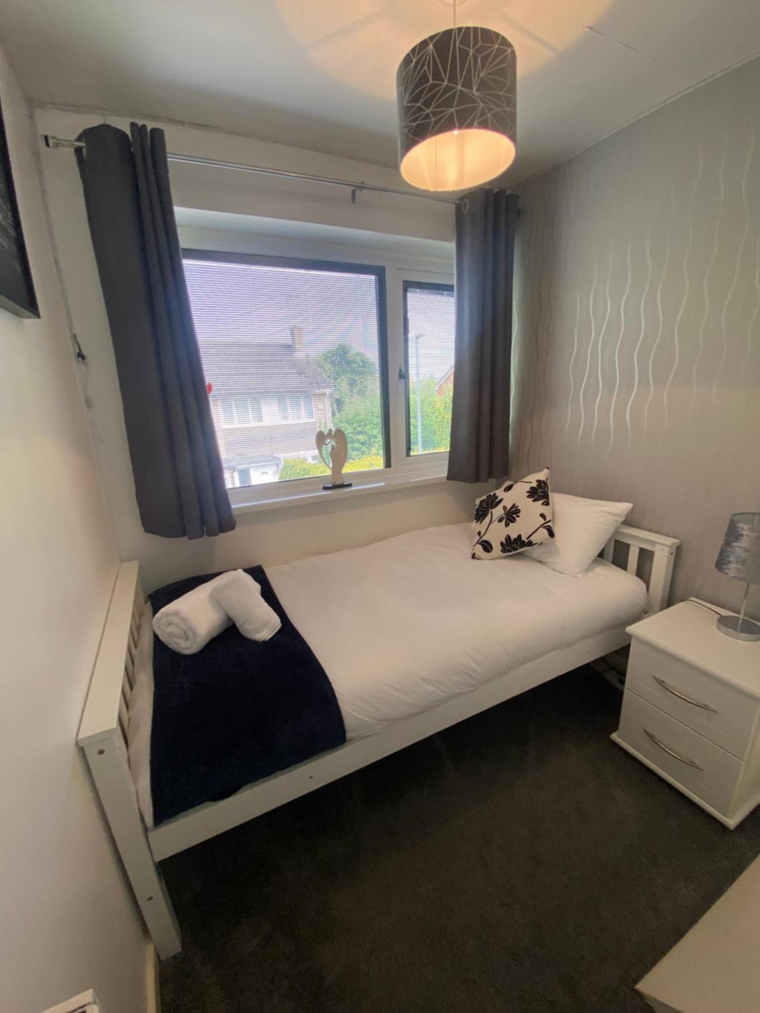 The Brook House - Spacious 3 Bed Home From Home In Burton Bagian luar foto